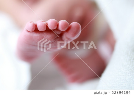 産まれたての赤ちゃんの足 産まれたての赤ちゃんの足 52394194