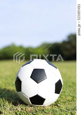 サッカーボール スポーツ 運動 球技 エクササイズ ダイエット トレーニング コピースペース の写真素材