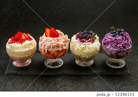 アジアのかき氷　Shaved ice that Asian fruit 52396153