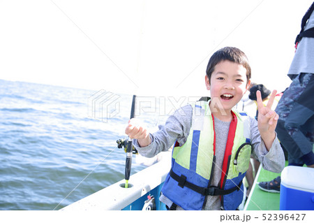 釣りをする小学生 釣りをする小学生 52396427