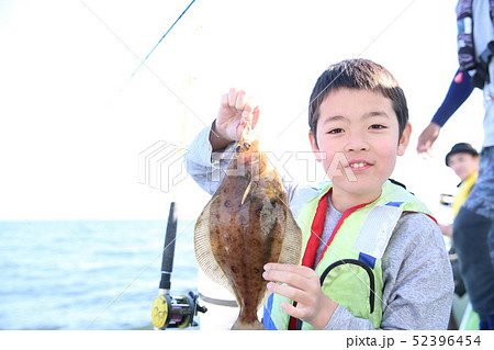 釣りをする小学生 釣りをする小学生 52396454