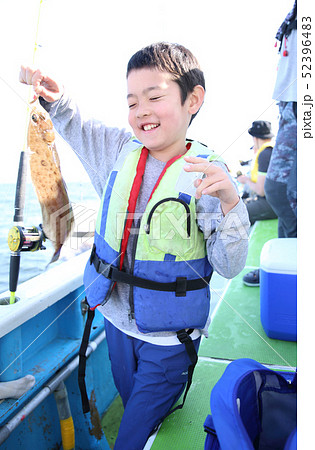 釣りをする小学生 釣りをする小学生 52396483