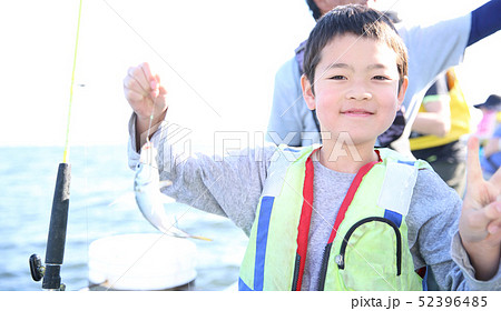 釣りをする小学生 52396485
