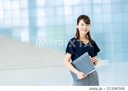 女性社員　ビジネスウーマン  ビジネスイメージ  パソコンを持つ女性　働く女性 52396566