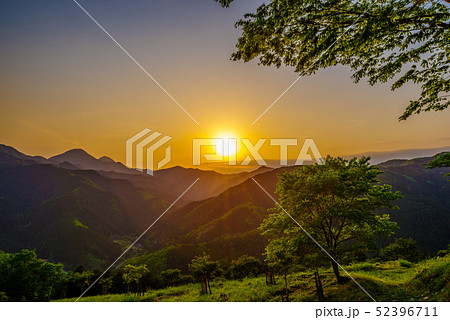 山間に沈む美しい夕日【群馬県藤岡市桜山公園から撮影】 52396711