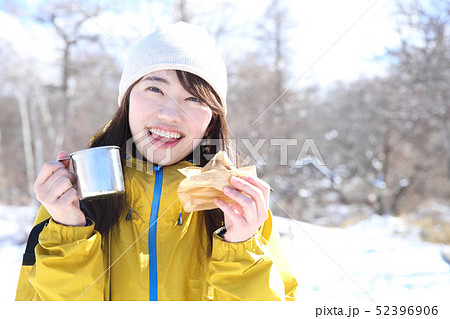 冬のレジャーを楽しむ女性 52396906