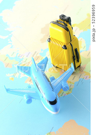 飛行機に乗って旅行 52396959