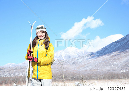 冬のレジャーを楽しむ女性 52397485