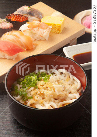 うどんと寿司のセット 52397507