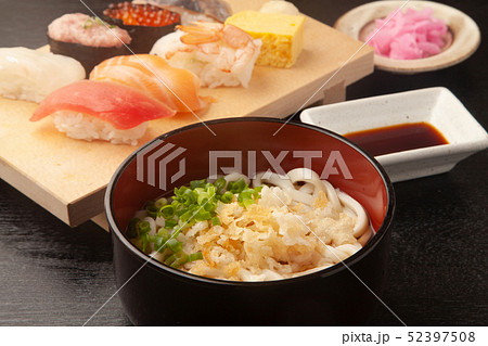 うどんと寿司のセット 52397508