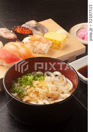 うどんと寿司のセット うどんと寿司のセット 52397515