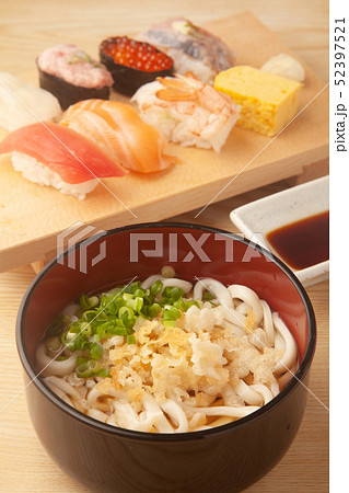 うどんと寿司のセット 52397521