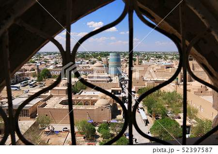中央アジア　シルクロードの旅　ウズベキスタン　ヒヴァ　ジュマモスクのミナレットからの眺望 52397587