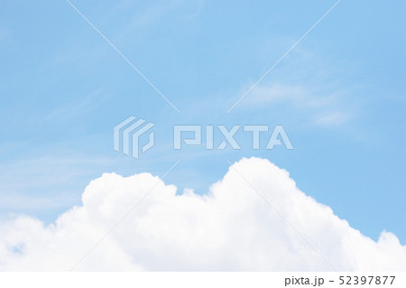 入道雲がもくもくと湧き上がる夏の空の写真素材