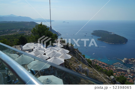 アドリア海の真珠_ドゥブロヴニクをスルジ山から望む 52398065