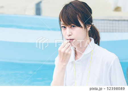 プール　監視員　女性 52398089