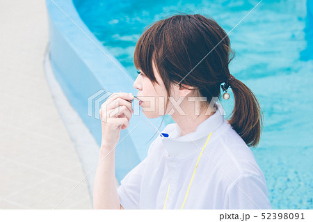 プール 監視員 女性の写真素材