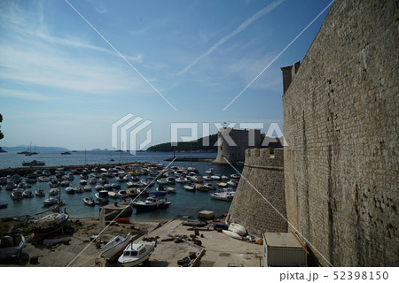 アドリア海の真珠_ドゥブロヴニクの旧市街_城壁と旧港 アドリア海の真珠_ドゥブロヴニクの旧市街_城壁と旧港 52398150