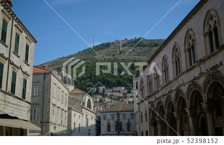 アドリア海の真珠_ドゥブロヴニクの旧市街からスルジ山を望む アドリア海の真珠_ドゥブロヴニクの旧市街からスルジ山を望む 52398152