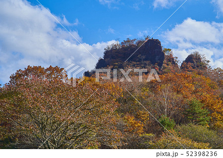 秋の群馬県榛名湖町の榛名湖メロディーライン(県道33号)付近のゆうすげの道からスルス岩方面を見る 52398236
