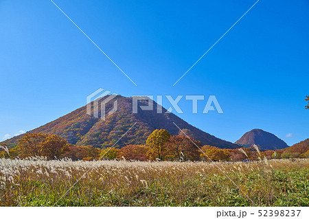 秋の群馬県榛名湖町の榛名湖メロディーライン(県道33号)付近から榛名富士と烏帽子ヶ岳を見る 52398237