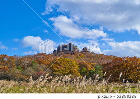 秋の群馬県榛名湖町の榛名湖メロディーライン(県道33号)付近のゆうすげの道からスルス岩方面を見る 52398238