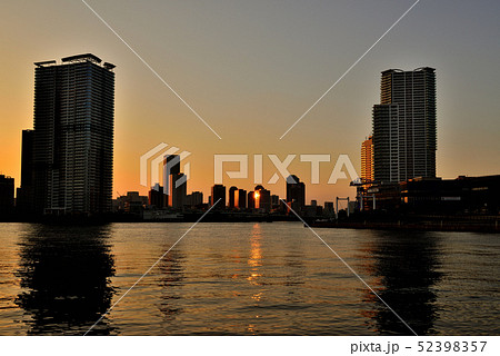 都市風景 豊洲公園から晴海の夕景 都市風景 豊洲公園から晴海の夕景 52398357