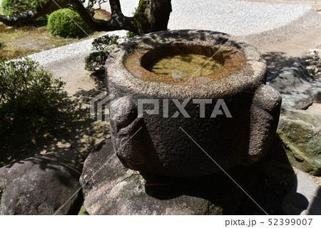 曼殊院 庭の手水鉢 曼殊院 庭の手水鉢 52399007