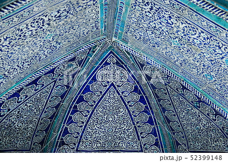 シルクロードの旅　ウズベキスタン　ヒヴァ　パフラヴァン・マフムド廟　内装のタイル 52399148