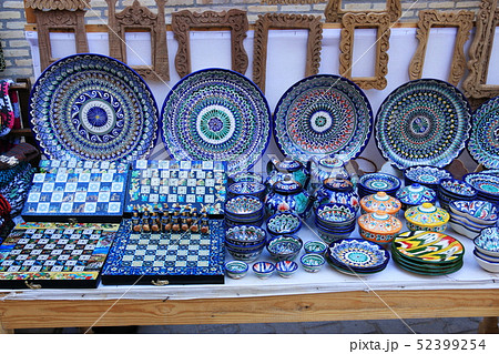 シルクロードの旅　ウズベキスタン　ヒヴァ　露店の土産物のお皿 52399254