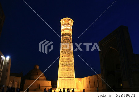 中央アジア シルクロードの旅 ウズベキスタン ブハラの夜 カラーン・ミナレットのライトアップ 中央アジア シルクロードの旅 ウズベキスタン ブハラの夜 カラーン・ミナレットのライトアップ 52399671