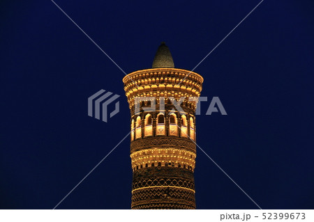 中央アジア　シルクロードの旅　ウズベキスタン　ブハラの夜　カラーン・ミナレットのライトアップ　 52399673