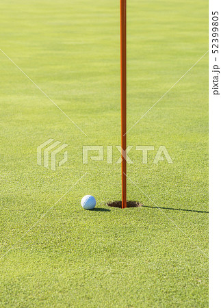 カップとボール ゴルフ場グリーン パッティングイメージ イメージ素材 カップとボール ゴルフ場グリーン パッティングイメージ イメージ素材 52399805