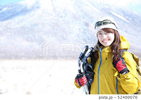 冬のレジャーを楽しむ女性 52400070