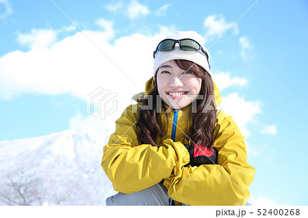 冬のレジャーを楽しむ女性 冬のレジャーを楽しむ女性 52400268