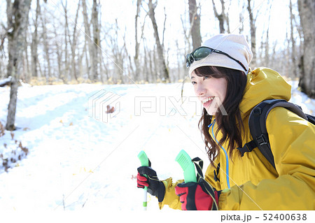 冬のレジャーを楽しむ女性 52400638