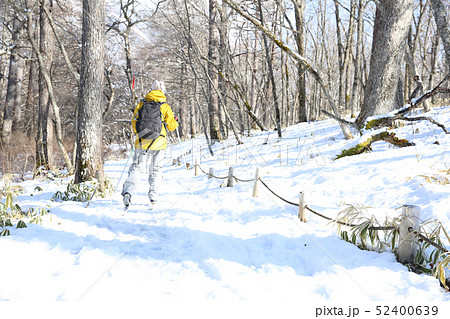 冬のレジャーを楽しむ女性 52400639