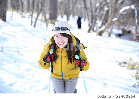 冬のレジャーを楽しむ女性 冬のレジャーを楽しむ女性 52400854