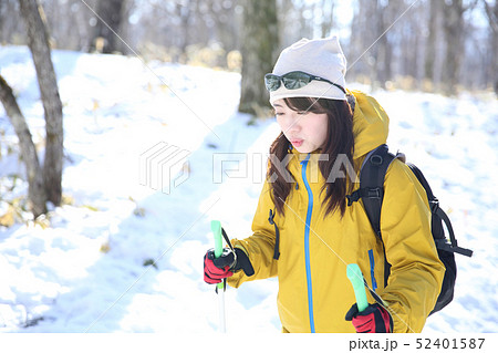 冬のレジャーを楽しむ女性 冬のレジャーを楽しむ女性 52401587