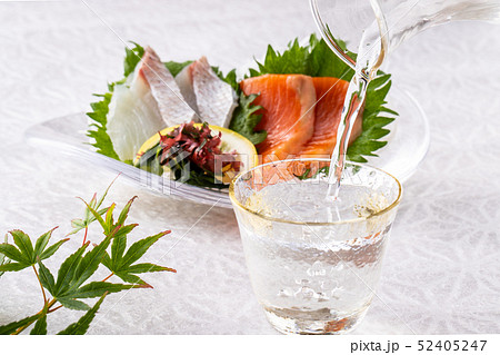 冷酒を注ぐ 52405247