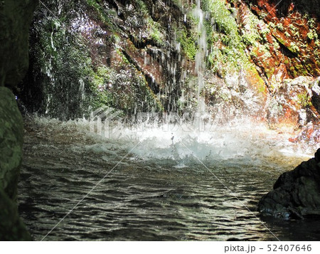 激しく飛び散る岩井の滝の水 激しく飛び散る岩井の滝の水 52407646