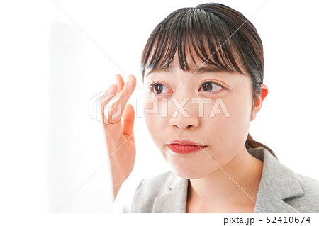 コンタクトレンズを入れるビジネスウーマン 52410674