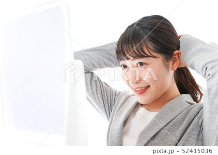 ヘアスタイルを整えるビジネスウーマン ヘアスタイルを整えるビジネスウーマン 52415036