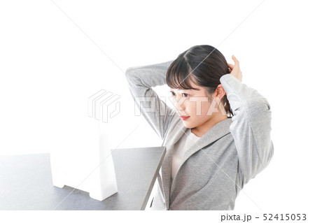 ヘアスタイルを整えるビジネスウーマン ヘアスタイルを整えるビジネスウーマン 52415053