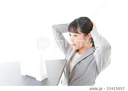 ヘアスタイルを整えるビジネスウーマン 52415057