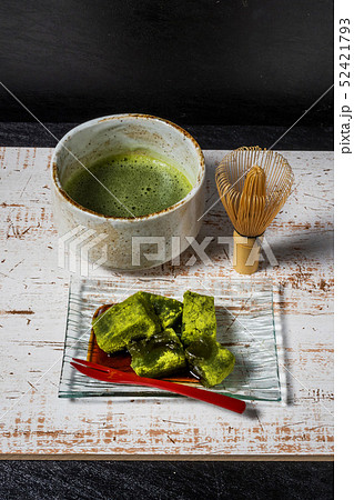 抹茶の和風スウィーツ traditional Japanese Sweet taste desert 抹茶の和風スウィーツ traditional Japanese Sweet taste desert 52421793