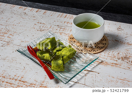 抹茶の和風スウィーツ traditional Japanese Sweet taste desert 52421799