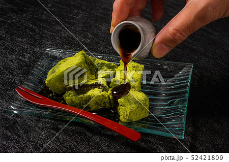 抹茶の和風スウィーツ traditional Japanese Sweet taste desert 52421809