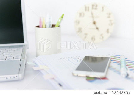 置き時計があるデスクイメージ 52442357