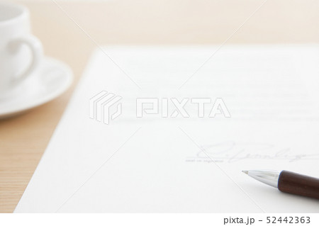 ペンがあるデスクイメージ 52442363